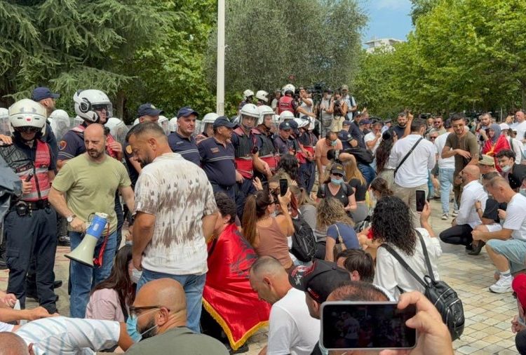 Policia dhunë para Kuvendit, qëllohen protestuesit, disa në urgjencë
