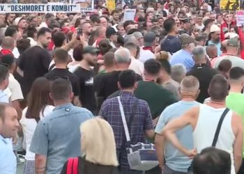DITA 33/ Protestuesit kërkojnë dorëheqjen e Ramës: Mos harxhojmë vezë, të hedhim plehrat mbi ta