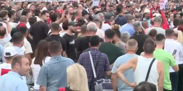 DITA 33/ Protestuesit kërkojnë dorëheqjen e Ramës: Mos harxhojmë vezë, të hedhim plehrat mbi ta