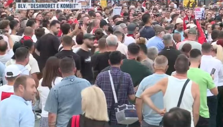 DITA 33/ Protestuesit kërkojnë dorëheqjen e Ramës: Mos harxhojmë vezë, të hedhim plehrat mbi ta