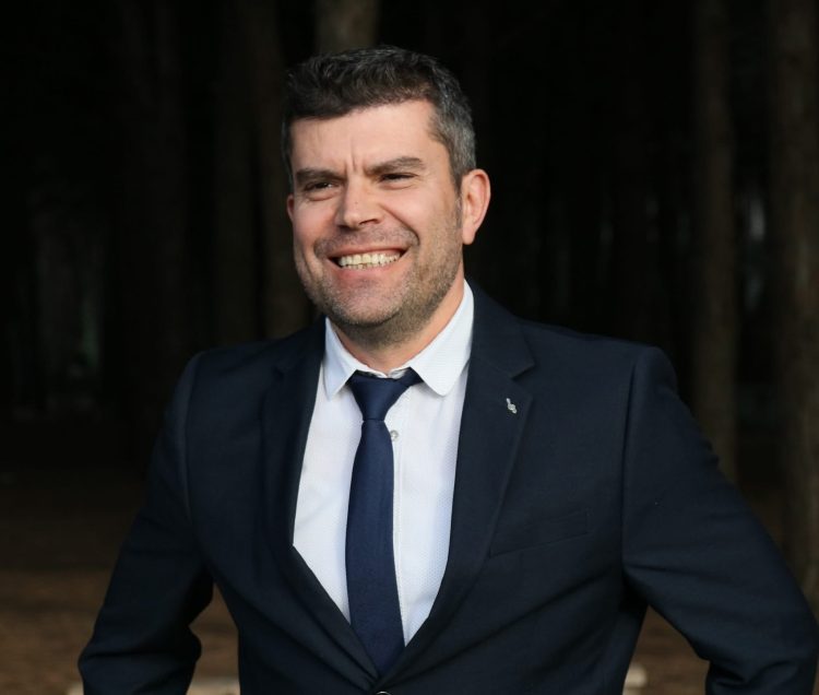 Ermal Hasimja zbulon se kush është pas protestave masive në Tiranë