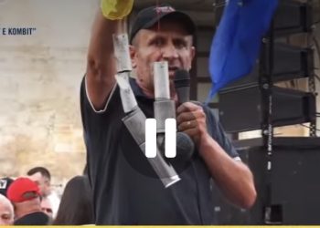 DITA 34/ Protestuesi shfaq varëse me bombat e gazit lotsjellës: “Janë prova e dhunës ndaj qytetarëve”