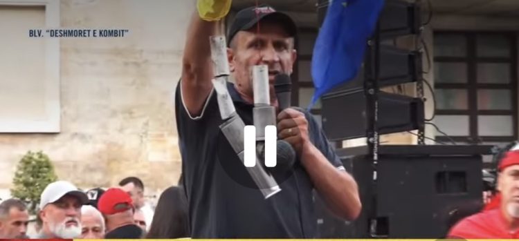 DITA 34/ Protestuesi shfaq varëse me bombat e gazit lotsjellës: “Janë prova e dhunës ndaj qytetarëve”