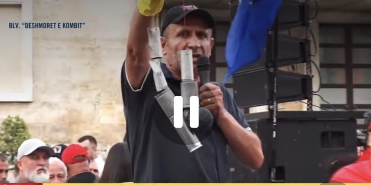 DITA 34/ Protestuesi shfaq varëse me bombat e gazit lotsjellës: “Janë prova e dhunës ndaj qytetarëve”