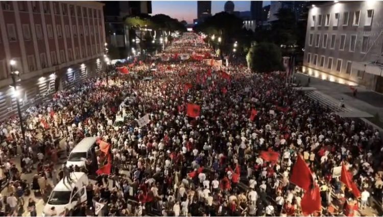 DITA 35/ Protestë madhështore në Tiranë: Nuk ikim më, ikni ju!