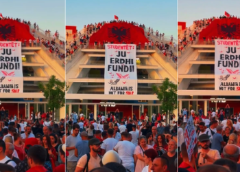 Flamuri gjigant kuqezi mbulon Piramidën, protestuesit shpalosin banderolën “Ju erdhi fundi”
