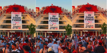 Flamuri gjigant kuqezi mbulon Piramidën, protestuesit shpalosin banderolën “Ju erdhi fundi”