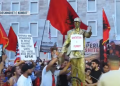 Protestuesit rrëzojnë bustin simbolik të Edi Ramës: “Busti i fundit i diktaturës”