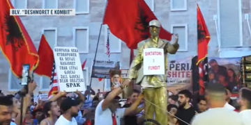 Protestuesit rrëzojnë bustin simbolik të Edi Ramës: “Busti i fundit i diktaturës”