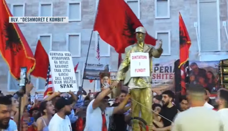 Protestuesit rrëzojnë bustin simbolik të Edi Ramës: “Busti i fundit i diktaturës”
