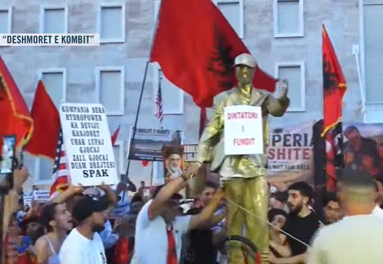 Protestuesit rrëzojnë bustin simbolik të Edi Ramës: “Busti i fundit i diktaturës”