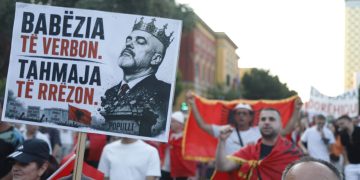 DITA 39/ “Ne nuk na kërcehet, ne na protestohet”, i riu: Kur Shqipëria digjet, ne luftojmë