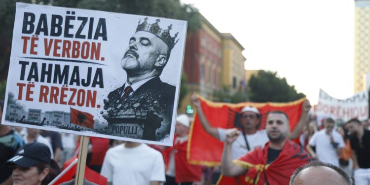 DITA 39/ “Ne nuk na kërcehet, ne na protestohet”, i riu: Kur Shqipëria digjet, ne luftojmë