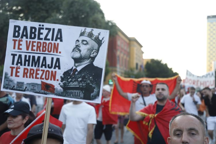 DITA 39/ “Ne nuk na kërcehet, ne na protestohet”, i riu: Kur Shqipëria digjet, ne luftojmë