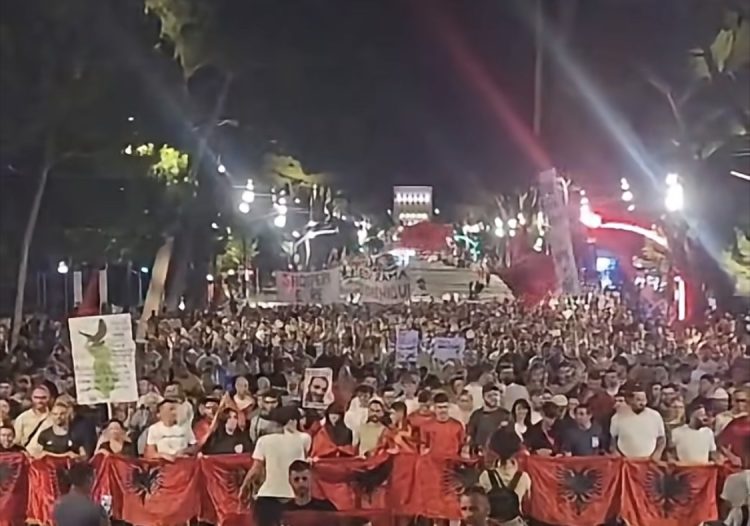 DITA 39/ “Ne nuk na kërcehet, ne na protestohet”, i riu: Kur Shqipëria digjet, ne luftojmë