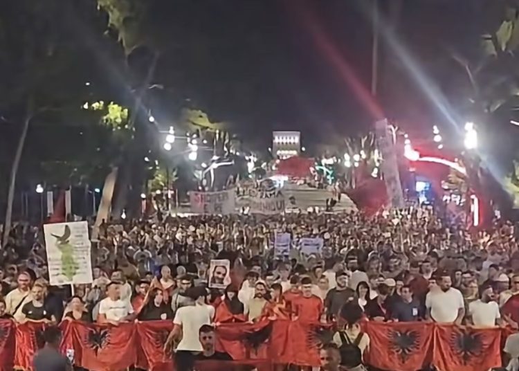 DITA 39/ “Ne nuk na kërcehet, ne na protestohet”, i riu: Kur Shqipëria digjet, ne luftojmë