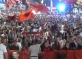 DITA 42/ Mijëra qytetarë marshojnë në Tiranë: Rama, jepe dorëheqjen!