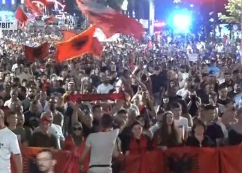 DITA 42/ Mijëra qytetarë marshojnë në Tiranë: Rama, jepe dorëheqjen!