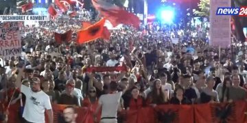 DITA 42/ Mijëra qytetarë marshojnë në Tiranë: Rama, jepe dorëheqjen!