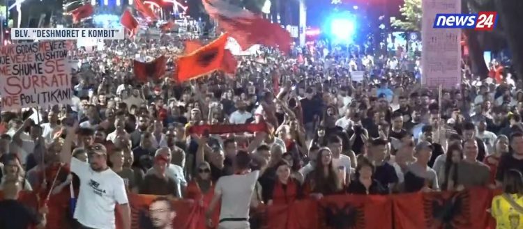 DITA 42/ Mijëra qytetarë marshojnë në Tiranë: Rama, jepe dorëheqjen!