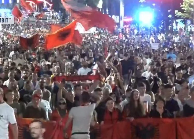 DITA 42/ Mijëra qytetarë marshojnë në Tiranë: Rama, jepe dorëheqjen!