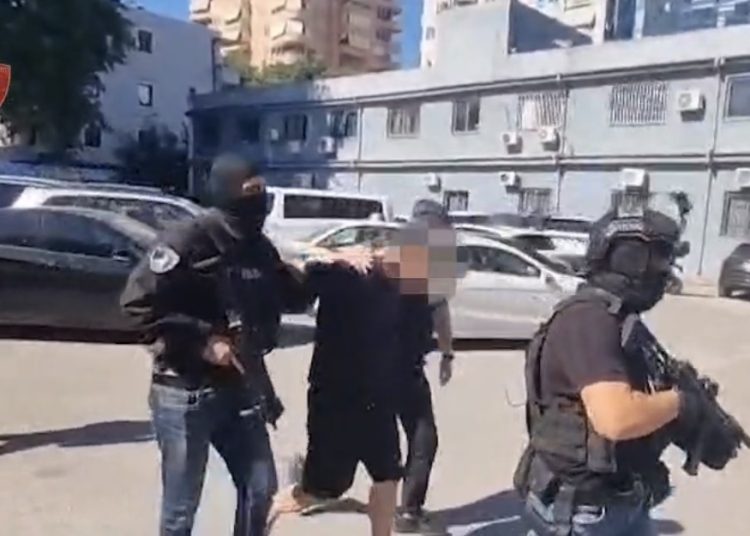 EMRI/ Trafikant dhe dhunues femrash, kapet në Kamzë për tu paketuar për Itali
