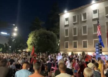 DITA 43/ Qytetarët para Kryeministrisë, kërkojnë dorëheqjen e Ramës