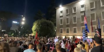DITA 43/ Qytetarët para Kryeministrisë, kërkojnë dorëheqjen e Ramës