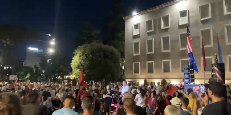 DITA 43/ Qytetarët para Kryeministrisë, kërkojnë dorëheqjen e Ramës