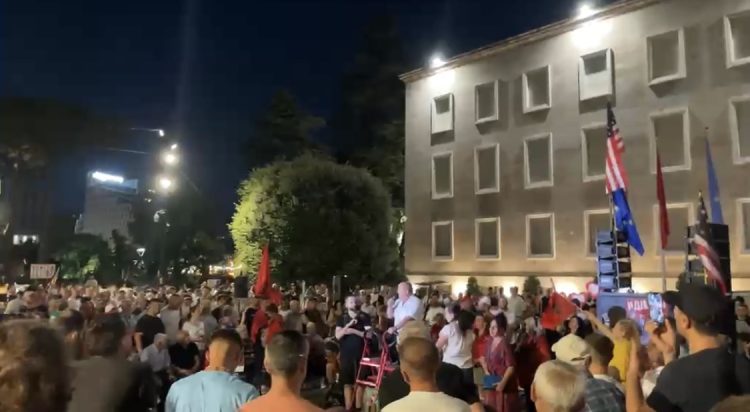 DITA 43/ Qytetarët para Kryeministrisë, kërkojnë dorëheqjen e Ramës