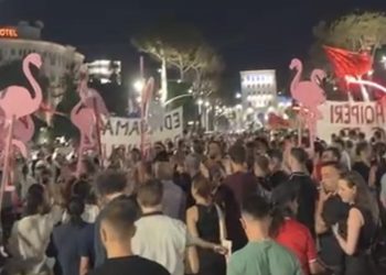 DITA 44/ Protestuesit marshojnë në rrugët e Tiranës, thirrje kundër qeverisë dhe apel për protestë në Bruksel