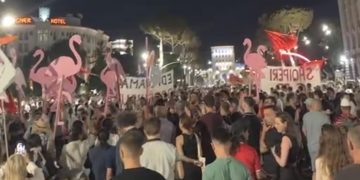 DITA 44/ Protestuesit marshojnë në rrugët e Tiranës, thirrje kundër qeverisë dhe apel për protestë në Bruksel