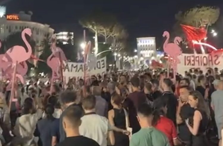 DITA 44/ Protestuesit marshojnë në rrugët e Tiranës, thirrje kundër qeverisë dhe apel për protestë në Bruksel