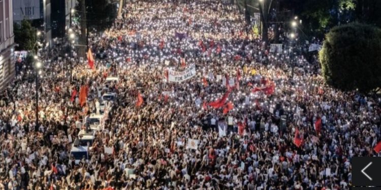 DITA 45/ Qytetarët rikthehen para Kryeministrisë: Ju erdhi fundi