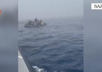 Shpëtohen 11 emigrantë pranë ishullit të Sazanit, gomonia mbeti në det