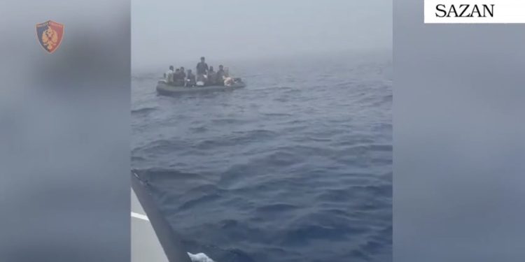 Shpëtohen 11 emigrantë pranë ishullit të Sazanit, gomonia mbeti në det