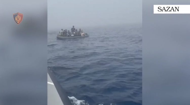 Shpëtohen 11 emigrantë pranë ishullit të Sazanit, gomonia mbeti në det