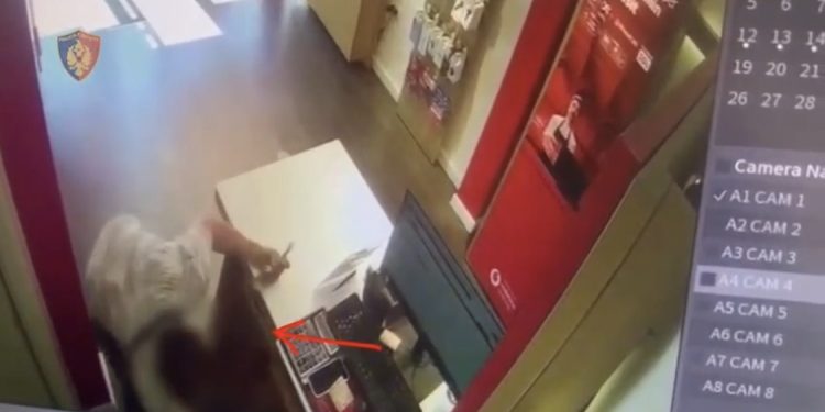 VIDEO/ Grabiti me forcë xhiron ditore të një dyqani celularësh në Durrës