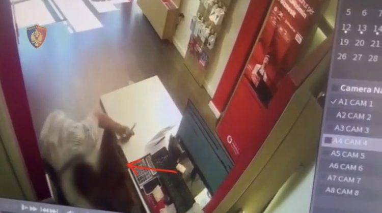 VIDEO/ Grabiti me forcë xhiron ditore të një dyqani celularësh në Durrës