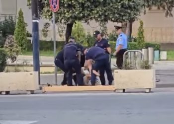 Incident para Kryeministrisë, policia shoqëron një protestues pranë eskortës së Ramës