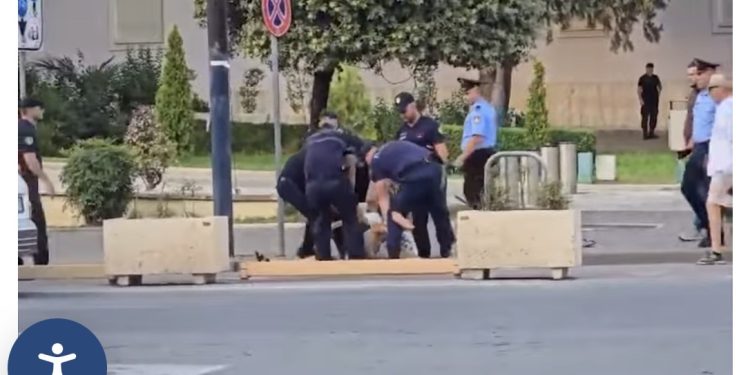 Incident para Kryeministrisë, policia shoqëron një protestues pranë eskortës së Ramës