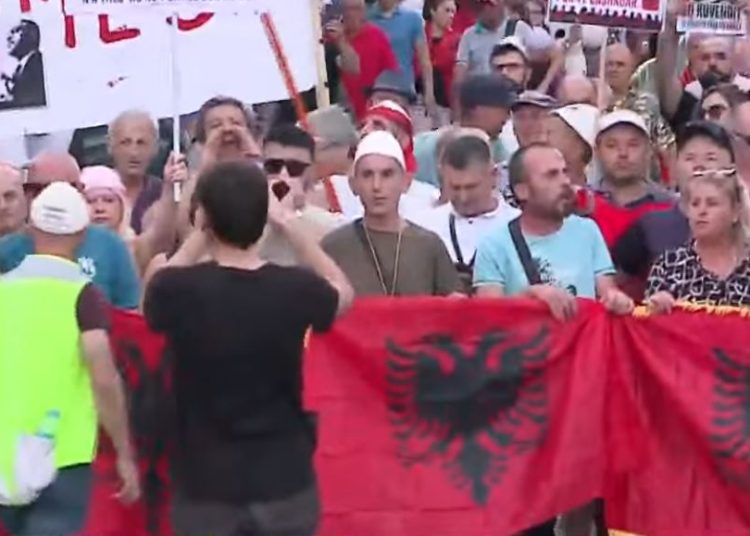 DITA 49/ Thirrje për qytetarët të mblidhen më 23 korrik para Parlamentit