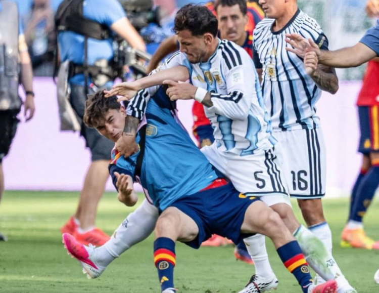 Paredes sqaron rrahjen e Gavin në fund të finales së Botërorit: Emocionet më morën përpara