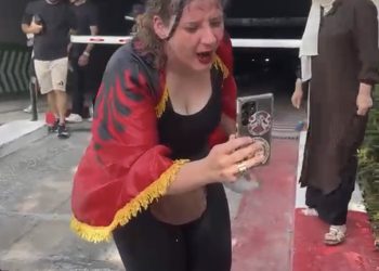 Policia, ujë me piper ndaj protestuesve, lëndohet një vajzë