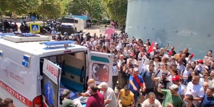 Lamallari tregon në Kuvend substancat dhe kimikatet që u hodhën mbi protestuesit