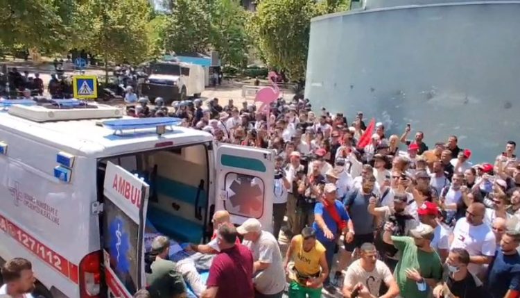 Lamallari tregon në Kuvend substancat dhe kimikatet që u hodhën mbi protestuesit