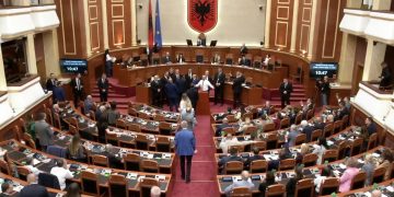 Vetëm 19 deputetë të PS lexuan marrëveshjen 300 milionë dollarë, të tjerët votuan qesim