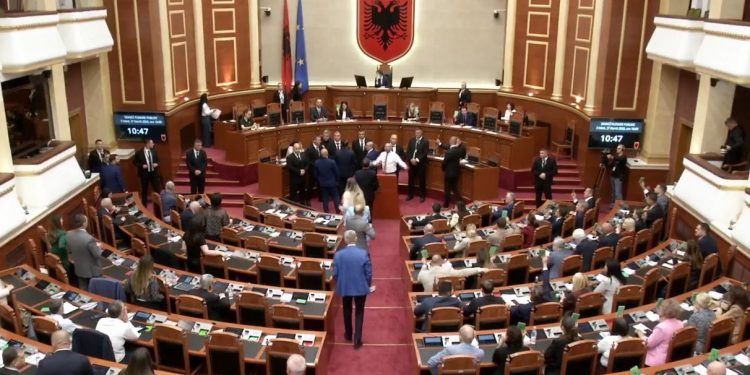 Vetëm 19 deputetë të PS lexuan marrëveshjen 300 milionë dollarë, të tjerët votuan qesim