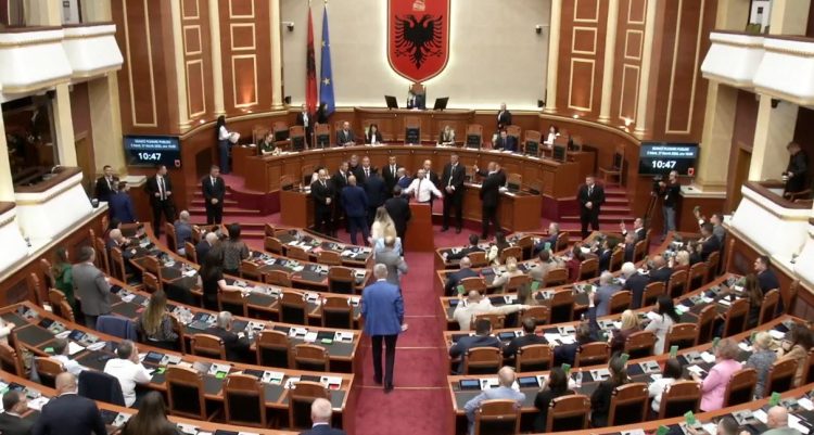 Vetëm 19 deputetë të PS lexuan marrëveshjen 300 milionë dollarë, të tjerët votuan qesim