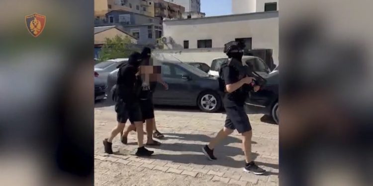 EMRI/ Kapet në Durrës një 23-vjeçar i kërkuar nga Italia për trafik droge